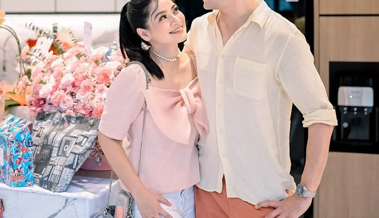 Meski terkadang merasa jenuh dengan rutinitasnya, Christian Sugiono dan Titi Kamal selalu punya cara untuk mempertahankan cinta mereka yang sudah berlangsung lama. [Foto: IG/titi_kamall].