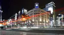 Mobil melintas di kawasan Ginza, Tokyo, Jepang, Rabu (6/1/2021). Ibu kota Jepang itu mengkonfirmasi lebih dari 1.500 kasus baru virus corona COVID-19 pada 6 Januari 2021. (AP Photo/Eugene Hoshiko)