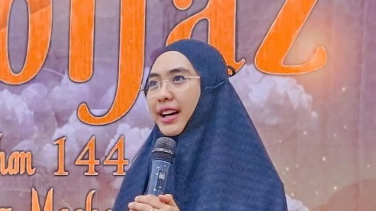 Oki Setiana Dewi (https://www.instagram.com/p/CqbgyHtunUQ/)