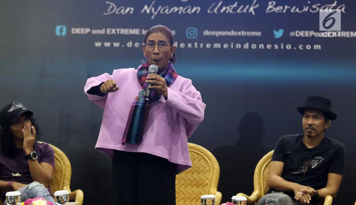 Menteri KKP, Susi Pudjiastuti (tengah) saat berbicara pada talkshow Mari Jaga Laut Masa Depan Bangsa di Hall B JCC, Jakarta, Sabtu (6/4). Menteri Susi menghimbau masyarakat, khususnya komunitas pecinta laut untuk terus menjaga keberlangsungan kehidupan di laut. (Liputan6.com/Helmi Fithriansyah)