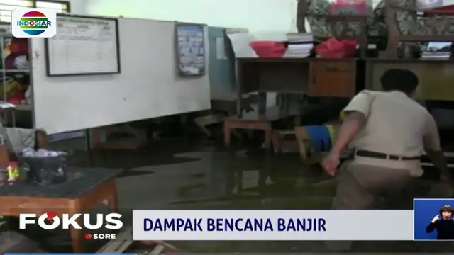Di Kecamatan Selo, Boyolali, Jawa Tengah, banjir juga merendam sebuah SD negeri. Hujan yang terus mengguyur mengakibatkan tanah pondasi bangunan sekolah tergerus.