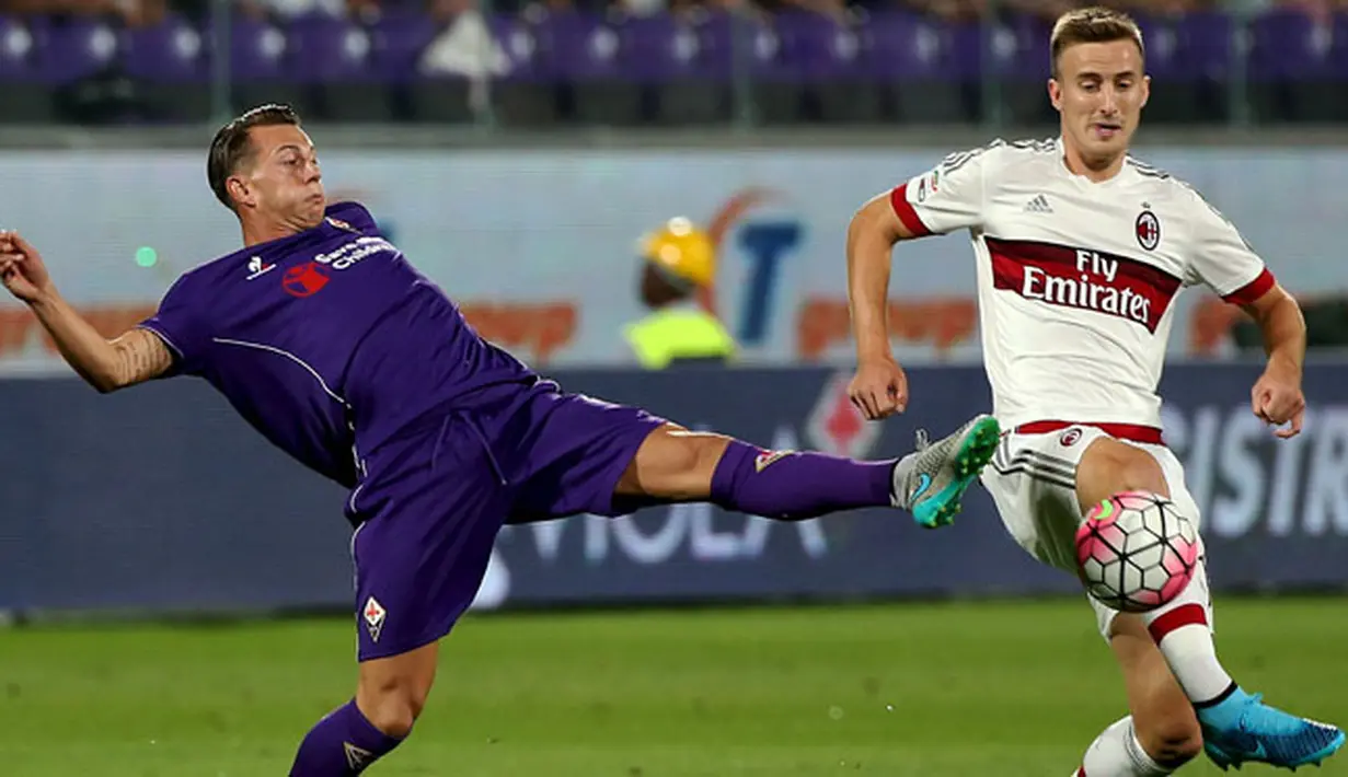 Penyerang Fiorentina, Federico Bernardeschi (kiri) berebut bola dengan Bek AC Milan Rodrigo Ely pada pertandingan Liga Italia di stadion Florence, Italia, (23/8/2015). Gol Fiorentina dicetak Marcos Alonso dan Josip Ilicic. (REUTERS/Alessandro Bianchi)