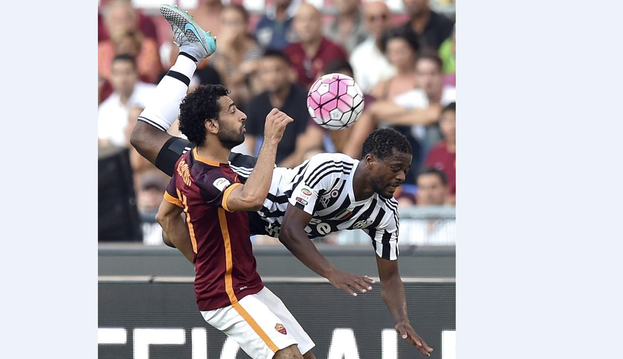 Pemain Juventus, Patrice Evra berebut bola dengan pemain Roma, Mohammed Salah. Minggu (30/8/2015). (Reuters)