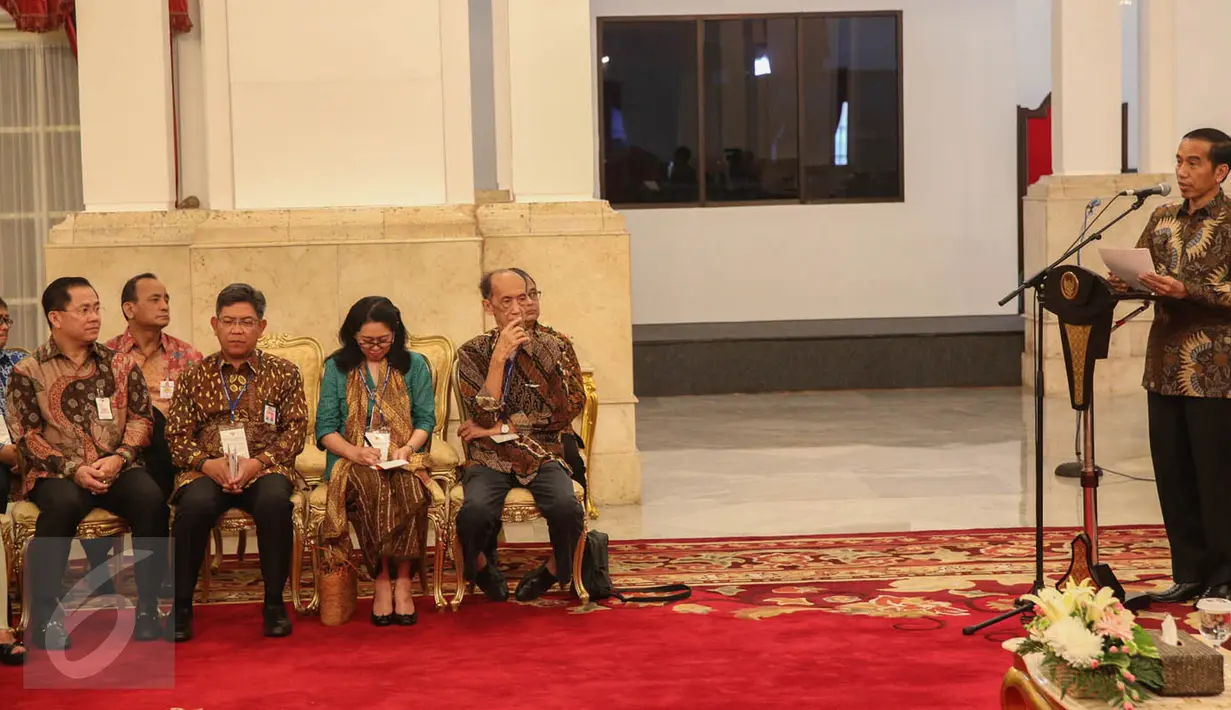 Presiden Jokowi saat memberi kata sambutan pada peringatan Hari Habitat Dunia 2015 di Istana Negara, Jakarta, Selasa (6/10). Hari Habitat Dunia diperingati setiap Senin pertama Oktober. (Liputan6.com/Faizal Fanani)