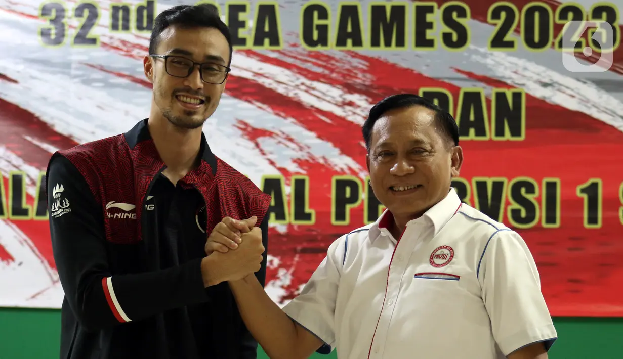 Ketua Umum PBVSI, Imam Sudjarwo (kanan) bersalam komando dengan Kapten Timnas Voli Putra Indonesia, Nizar Zulfikar saat seremoni pelepasan kontingen menuju ajang SEA Games 2023 Kamboja di Padepokan Voli Jenderal Polisi Kunarto, Sentul, Jawa Barat, Sabtu (29/4/2023). (Liputan6.com/Helmi Fithriansyah)