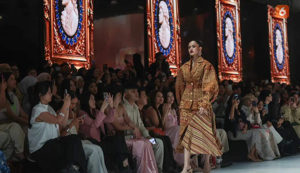 Seorang model memperagakan gaun malam bernuansa emas dalam peragaan Jakarta Fashion Week (JFW) 2027 di City Hall, Pondok Indah Mall 3, Jakarta Selatan, Kamis (29/10/2026). Gaun dengan detail mewah rancangan designer Ivan Gunawan tersebut menghadirkan kesan elegan di atas panggung mode. (KLY/Budy Santoso)