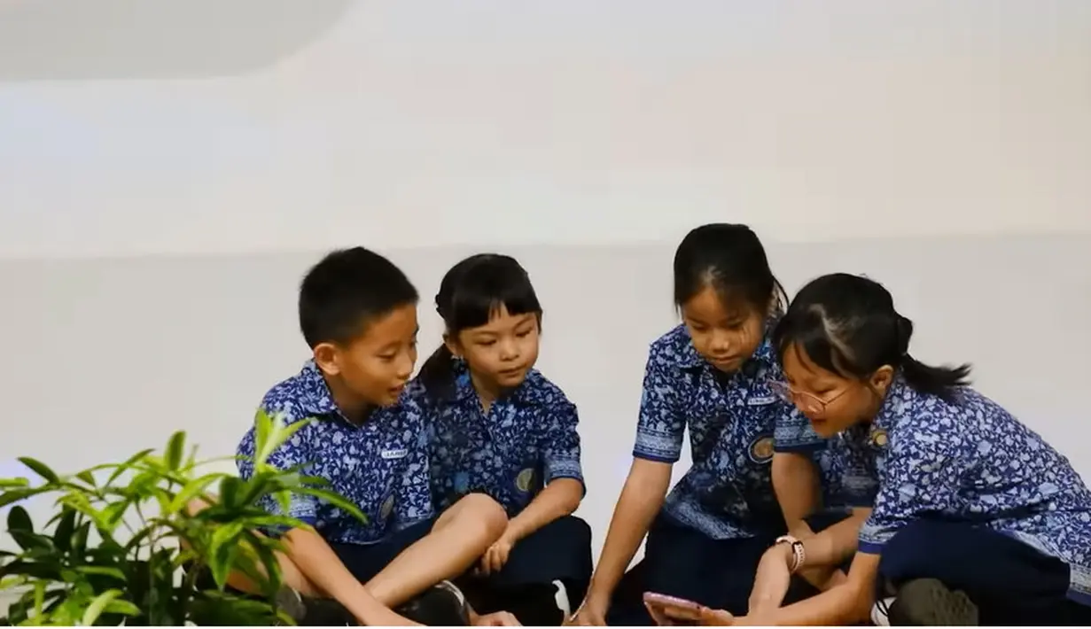Penampilan anak pertama Glenn dan Chelsea itu dibagikan di kanal Youtube Alinskie Family. Nastusha tampil tidak sendiri, melainkan bersama teman-temannya. [Youtube/Alinskie Family]