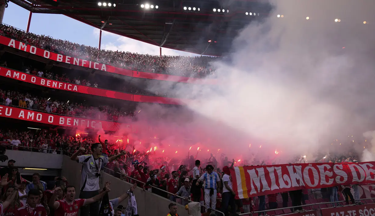 Para pendukung Benfica menyalakan suar dalam laga lanjutan Liga Portugal 2024/2025 melawan Sporting di Stadion da Luz, Lisbon, Portugal, Sabtu (10/05/2025) waktu setempat. (AP Photo/Armando Franca)
