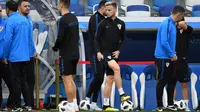 Gelandang Kroasia, Ivan Rakitic (tengah) saat mengikuti latihan jelang  melawan Argentina pada lanjutan grup D Piala Dunia 2018 di stadion Nizhny Novgorod di Nizhny Novgorod, Rusia, (20/6). (AFP Photo / Dimitar Dilkoff)