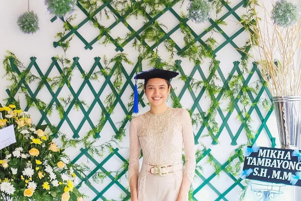 Raih Gelar Master, Ini 6 Momen Wisuda Mikha Tambayong yang Ditemani Deva Mahenra