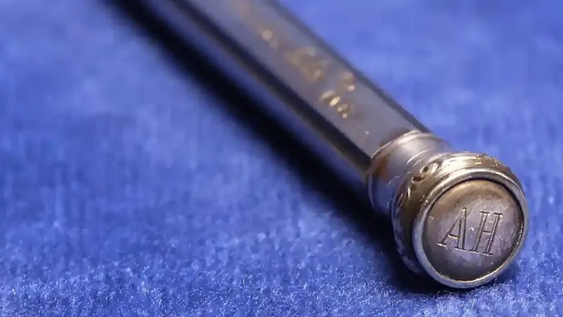 Penampakan pensil berlapis perak yang konon milik pemimpin Nazi Adolf Hitler. (Dok. Rumah Lelang Bloomfield)