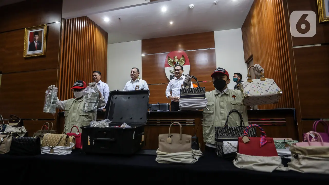 Uang Rp32 Miliar Berikut Sejumlah Barang Mewah Jadi Alat Bukti Penahanan Rafael Alun Trisambodo