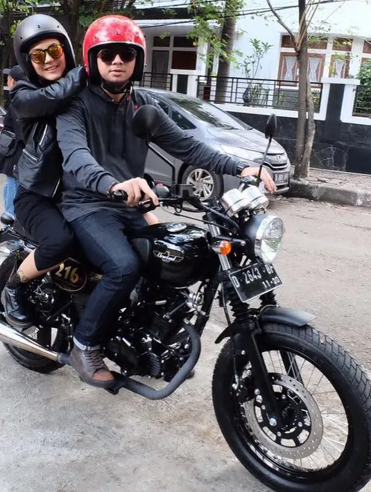 "Yang bikin nyambung itu lingkungan dan kesamaan hobi. Kami sama-sama senang dengar musik, genrenya juga sama. Terus hobi motor kan, kami saling ikuti ternyata masuk-masuk saja (cocok)," ungkap Gussaoki. (Instagram/gussaoki)