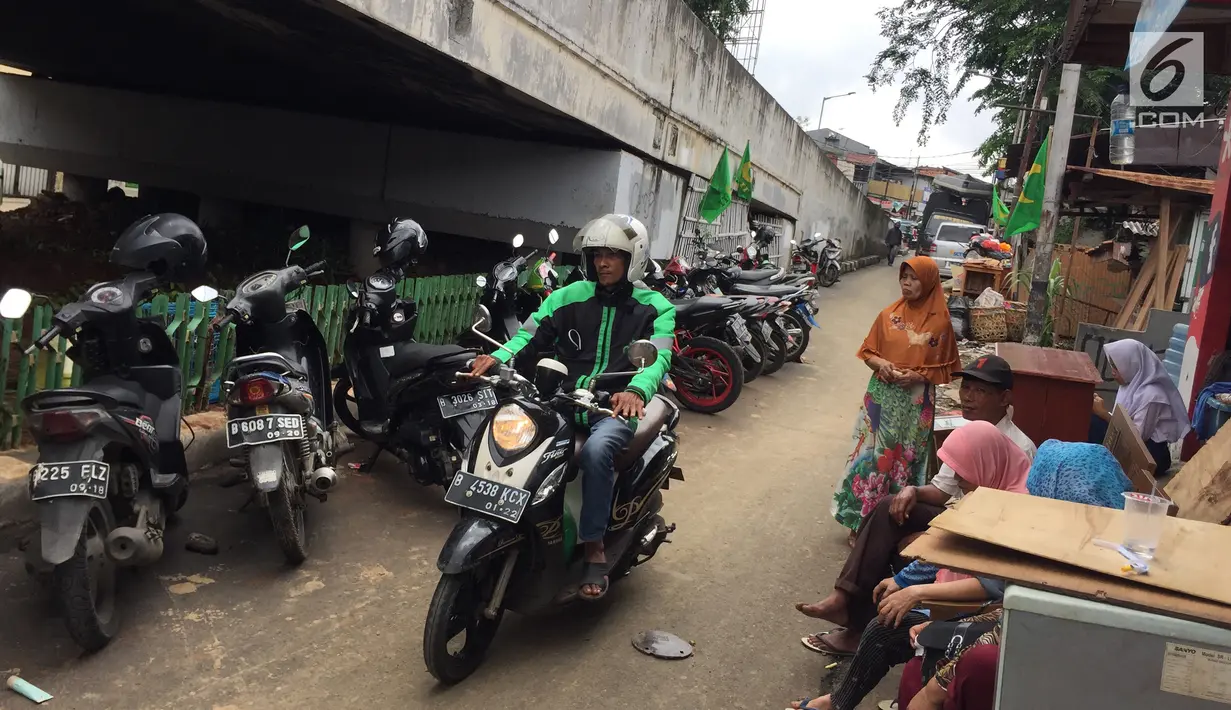 Aktivitas pengungsi banjir di kolong Flyover Rawajati, Jakarta, Selasa (6/2). Warga memilih mengungsi ke kolong Flyover Rawajati karena takut banjir susulan. (Liputan6.com/Immanuel Antonius)
