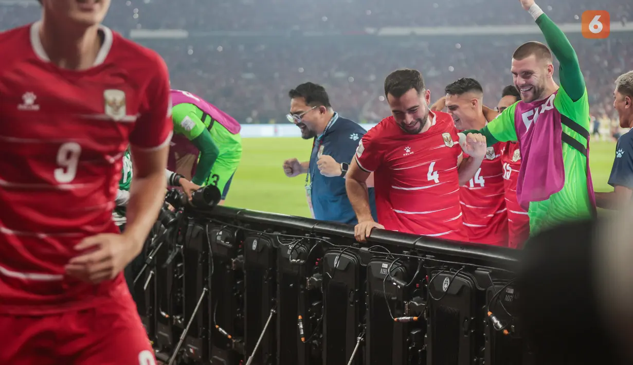 Pemain Timnas Indonesia Jordi Amat dan Maarten Paes melompat mendekati tribun suporter untuk merayakan kemenangan atas Thailand pada final FIFA ASEAN Cup 2026 di Stadion Utama Gelora Bung Karno (SUGBK), Jakarta, Senin (5/10/2026). (KLY/Budy Santoso)