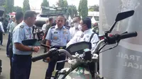 Sepeda motor listrik karya anak bangsa atau SERGAP Electric Tactical Motor Bike menjadi salah satu produk yang dipamerkan dan paling menarik perhatian dalam Pekan Litbang Pertahanan 2022 yang diselenggarakan Kementerian Pertahanan (Kemenhan) di Balitbang Kemenhan, Pondok Labu, Jakarta, Kamis (11/8/2022) (Istimewa)