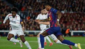 Pemain Osasuna Enzo Boyomo menjaga pergerakan pemain Barcelona Marcus Rashford dalam laga Liga Spanyol di Camp Nou, Spanyol, Minggu, 14 Desember 2025. (AP Photo/Joan Monfort)