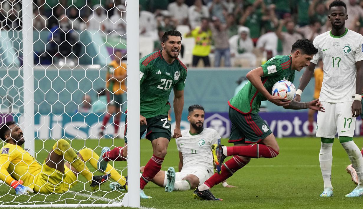<p>Selebrasi pemain timnas Mexico, Henry Martin (tengah) usai menjebol gawang Arab Saudi dalam pertandingan grup C Piala Dunia 2022 yang berlangsung di Lusail Stadium, Qatar, Kamis (1//12/2022). (AP Photo/Ricardo Mazalan)</p>