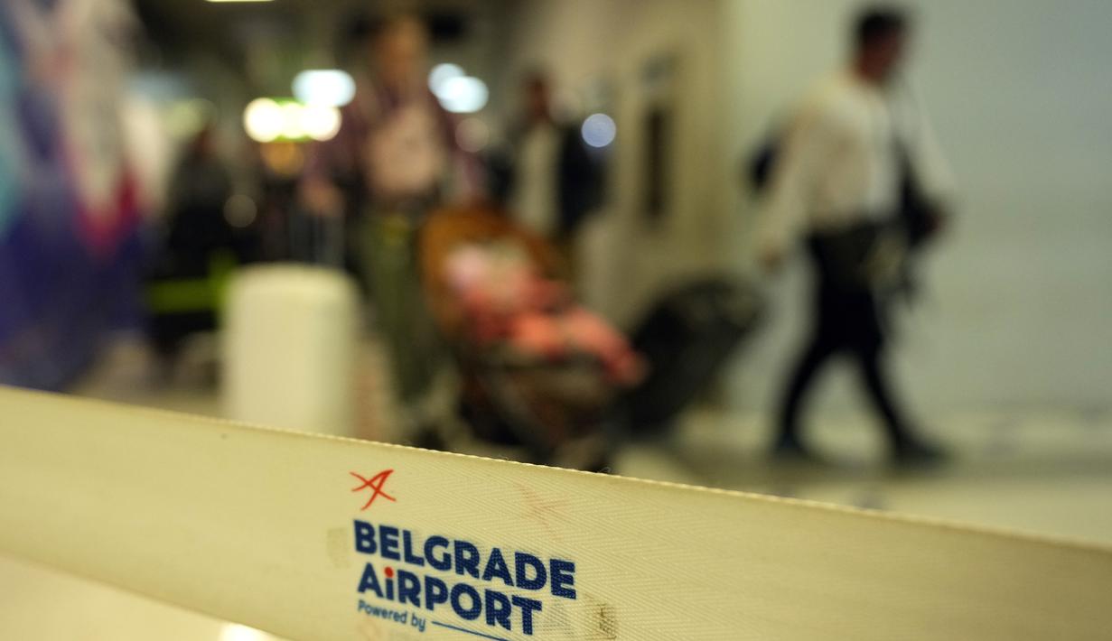 Penumpang dari penerbangan Moskow-Belgrade yang dioperasikan oleh Air Serbia, melewati gedung bandara di Beograd, Rabu (21/9/2022). Rusia memerintahkan mobilisasi parsial pertamanya sejak Perang Dunia II. Pasalnya, Putin menerangkan, Rusia membutuhkan tenaga tambahan untuk memenangkan perang melawan Ukraina dan Barat. (AP Photo/Darko Vojinovic)