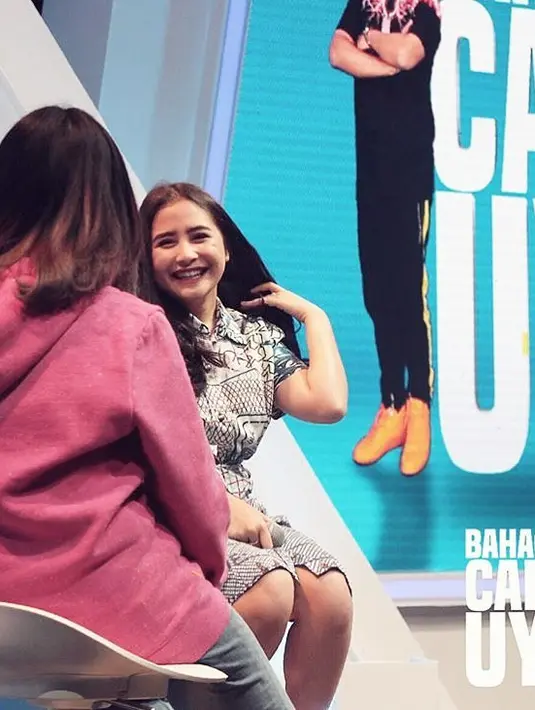 Selain itu, ada juga para warganet yang menyebut Prilly Latuconsina seperti Chelsea Islan. Ada juga yang melihatnya seperti penyanyi internasional Selena Gomez. (Instagram/prillylatuconsina96)