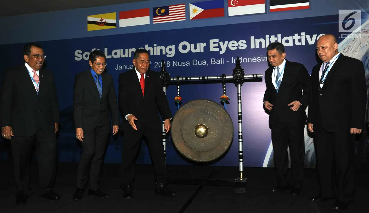Menhan RI Ryamizard Ryacudu bersama lima negara ASEAN saat soft launching Our Eyes di Bali, Kamis (25/1). (Liputan6.com/Pool/Yudi Karnaedi)
