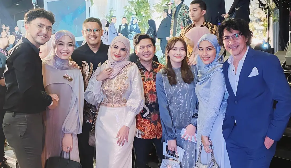 Mantan presenter Koki Cilik ini pernah bintangi sinetron Dunia Terbalik, momen hadiri pernikahan Adiba dan Egy ini juga menjadi ajang reuni untuk pemain. Berperan sebagai Dedeh, Marsha Risdasari adu akting bareng artis senior Natalie Sarah dan Agus Kuncoro. Sudah seperti keluarga, kebersamaan Marsha dan para pemain di pernikahan Adiba terasa hangat. (Liputan6.com/IG/@marshariss)