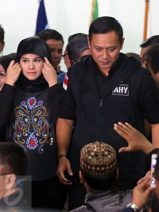 Calon Gubernur Agus Harimurti Yudhoyono didampingi istrinya saat melakukan konferensi pers di Posko Kemenangan AHY-Sylvi di Wisma Proklamasi, Jakarta, Rabu (15/2). (Liputan6.com/Johan Tallo)