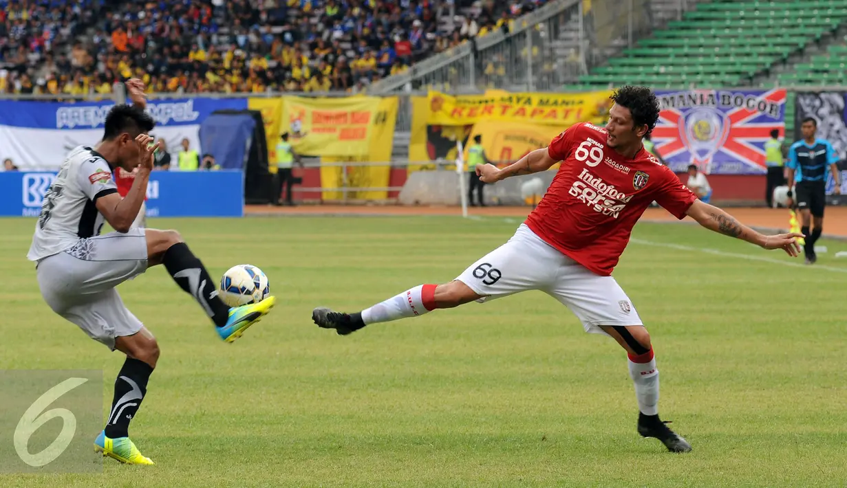 Penyerang Bali United, Lucas Garcia Benetao berebut bola dengan pemain Sriwijaya FC saat laga perebutan tempat ketiga Piala Bhayangkara 2016 di Stadion GBK Jakarta, Minggu (3/4/2016). Sriwijaya unggul 2-0. (Liputan6.com/Helmi Fithriansyah)