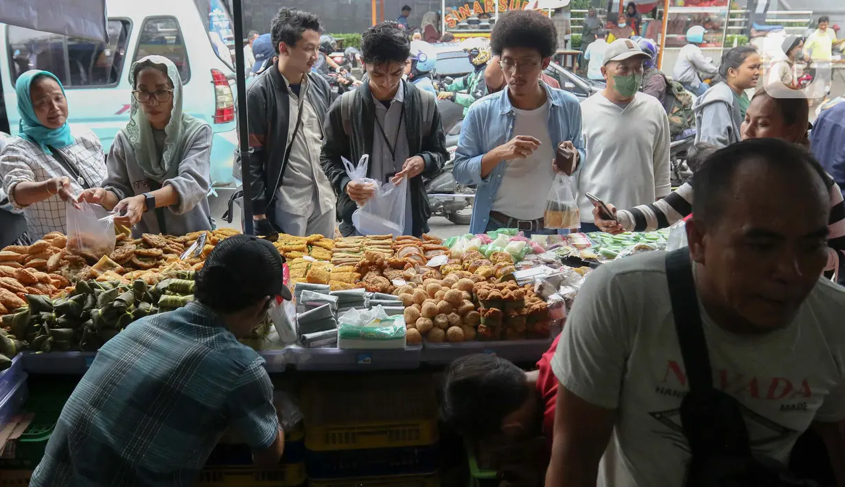 <p>Harga ragam penganan yang ditawarkan juga bervariasi dan terjangkau semua kalangan. (Liputan6.com/Herman Zakharia)</p>