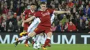 James Milner saat melakukan tendangan penalti namun gagal berbuah gol pada laga Liga Champions grup E di Stadion Anfield, Liverpool, (1/11/2017). Liverpool menang 3-0. (AP/Rui Vieira)