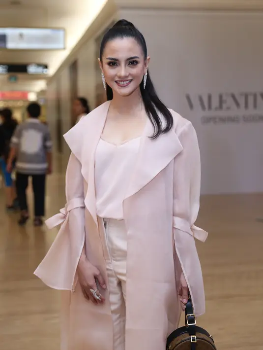 Larangan kembali menikah juga datang dari anak pertamanya, Jasmine Salsabila Abeng. Anak dari pernikahan pertama Ririn sebelum menikah dengan Fery. Putrinya tak ingin mamanya kembali menikah. (Nurwahyunan/Bintang.com)