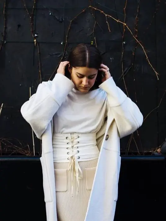 Padu padan dengan busana monokrom memang paling mudah dilakukan. Kamu bisa menghadirkan tampilan yang eklektik hanya dari satu warna saja. Foto: whowhatwear.com.