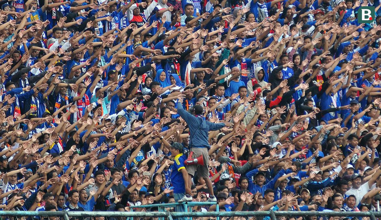 Aksi Aremania saat uji coba Arema melawan Timnas Indonesia U-22 di Stadion Kanjuruhan, Kabupaten Malang (10/2/2019). (Bola.com/Iwan Setiawan)