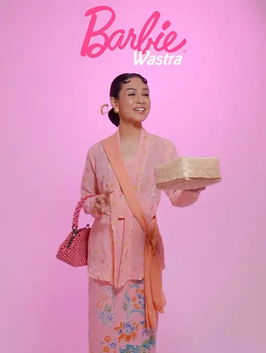 Tampil dengan warna monokrom, Andien padukan kebaya kutubaru, kain batik, dan seledang polos [@andienaisyah]