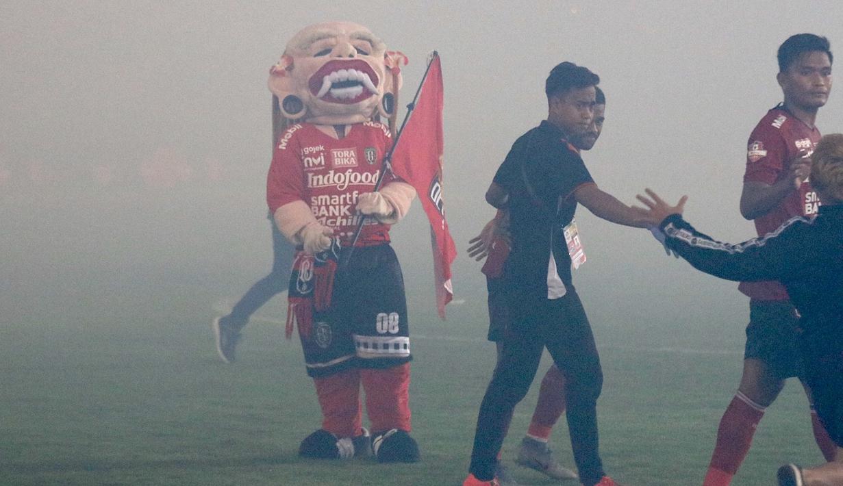 Maskot Bali United, Cebol, masuk lapangan usai melawan Madura United pada laga Liga 1 2019 di Stadion Kapten I Wayan Dipta, Bali, Minggu (22/12). Bali kalah 0-2 dari Madura. (Bola.com/Aditya Wany)