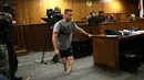 Atlet lari difabel Afrika Selatan, Oscar Pistorius saat menjalani sidang ketiga kasus pembunuhan di Pretoria , Afrika Selatan 15 Juni 2016. Pada 2013, Oscar Pistorius melakukan pembunuhan kepada pacarnya. (REUTERS / Alon Skuy)