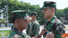 Citizen6, Surabaya: Penyematan tanda siswa Dikspespa intel oleh Komandan Kodikopsla Kolonel Laut (P) Sutrisno Sandi Asmara,di lapangan Dewaruci Kesatrian Kodikopsla, Ujung Surabaya. (Pengirim: Penkobangdikal). 