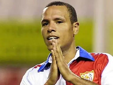 Gestur dari striker Sevilla, Luis Fabiano ketika berhadapan dengan Seongnam dalam kancah Peace Cup di Estadio Sanchez Pizjuan, Seville, 26 Juli 2009. AFP PHOTO/CRISTINA QUICLER