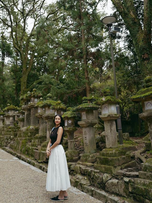 7 Potret Seru Anya Geraldine Main Bareng Rusa di Kota Nara