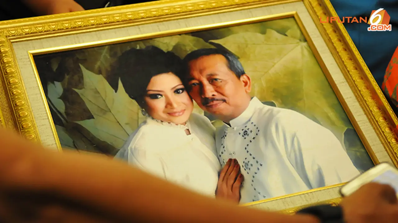 foto-gatot-holly-1-131016c.jpg