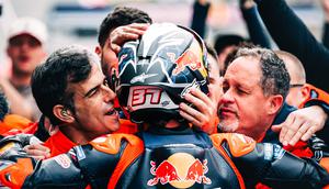 Pedro Acosta saat naik podium pada MotoGP 2026. (X/KTM)