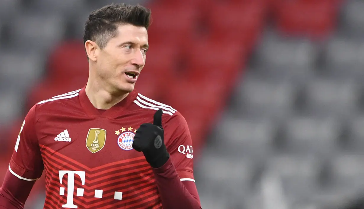 Torehan lain yang dicetak Lewandowski adalaha dirinya sudah mengemas total 69 gol di level klub dan internasional di sepanjang tahun ini. Pencapaian itu menyamai rekor 69 gol Cristiano Ronaldo yang tercipta pada 2013. (AFP/Christof Stache)