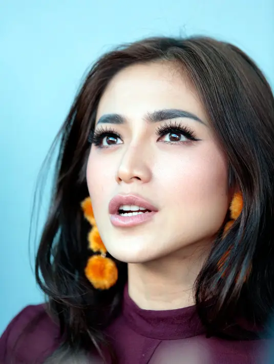 "Terus dia namain ada Jedar sama El Barack-nya. Warna pulpennya orange, warna favoritnya dia, itu so sweet banget. Aku nerimanya tuh terharu dalam hati aku bahagia banget,” ungkap Jessica dengan wajah yang bahagia. (Nurwahyunan/Bintang.com)