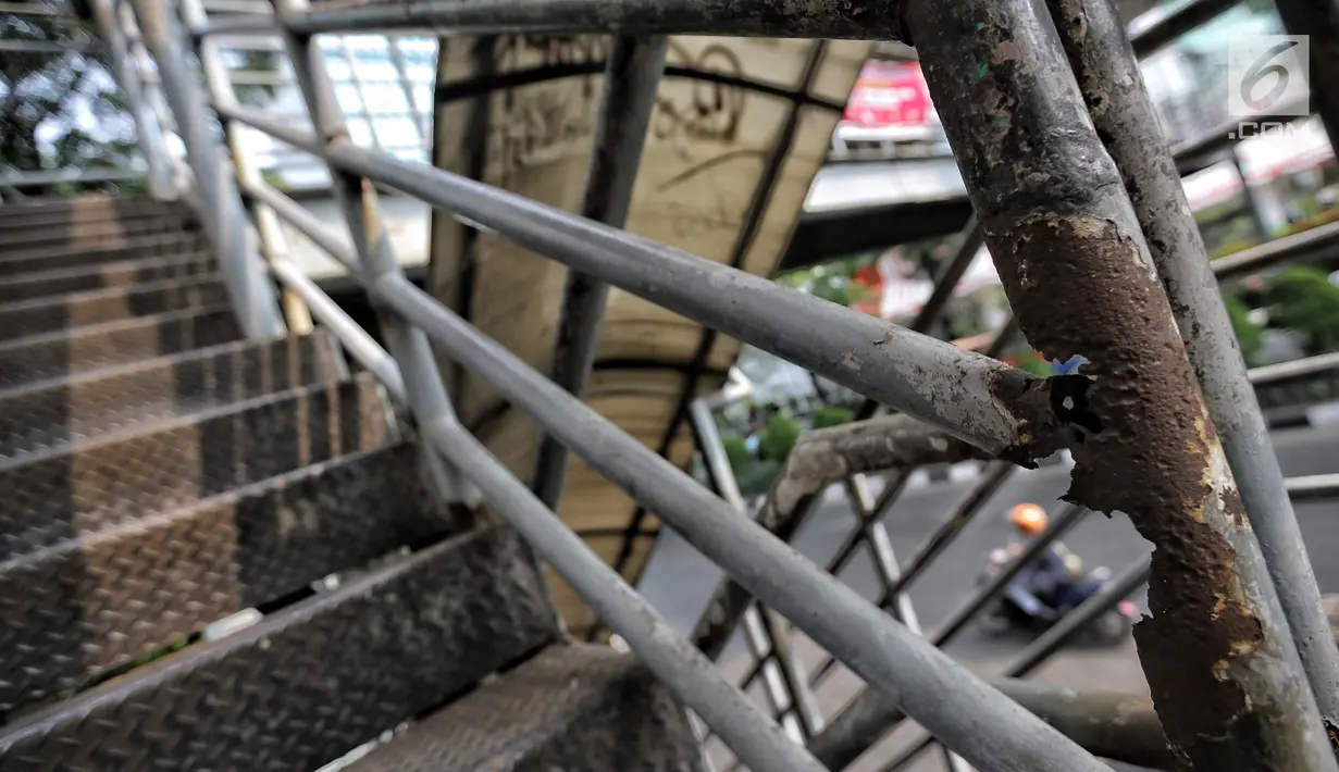 Tiang Jembatan penyeberangan orang (JPO) di Jalan Iskandarsyah Raya, Blok M, Jakarta yang terbuat dari besi sudah berkarat dan keropos, Kamis (23/8). Karena keropos, ada bagian bawah tiang yang menggantung. (Liputan6.com/Faizal Fanani)
