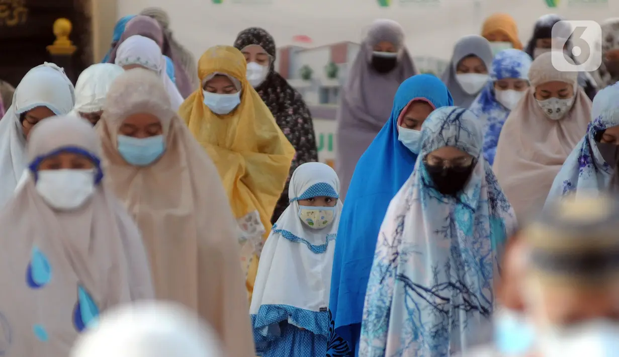Seorang anak melaksanakan salat Idul Adha 1442 H di Masjid Al-Madina Zona Madina, Parung, Bogor, Jawa Barat, Selasa (20/7/2021). Pelaksanaan salat Idul Adha dilakukan dengan menerapkan protokol kesehatan. (merdeka.com/Arie Basuki)
