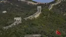 Turis menaiki bentangan Tembok Besar Badaling di pinggiran Beijing, Selasa (6/10/2020). Liburan tahun ini, yang bertepatan dengan Festival Pertengahan Musim Gugur, akan menjadi ujian lakmus apakah industri pariwisata China dapat bangkit kembali setelah digempur oleh COVID-19. (AP Photo/Ng Han Guan)