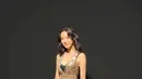 Aktris pemeran True Beauty ini percaya diri dengan rok slit tinggi yang memamerkan kaki jenjang. [@m_kayoung]