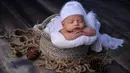 Seorang bayi yang baru lahir berpose saat menjalani sesi foto di Banda Aceh pada 18 November 2019. Merekam momen bayi baru lahir lewat fotografi belakangan sedang menjadi tren para orangtua baru di Indonesia. (Photo by CHAIDEER MAHYUDDIN / AFP)