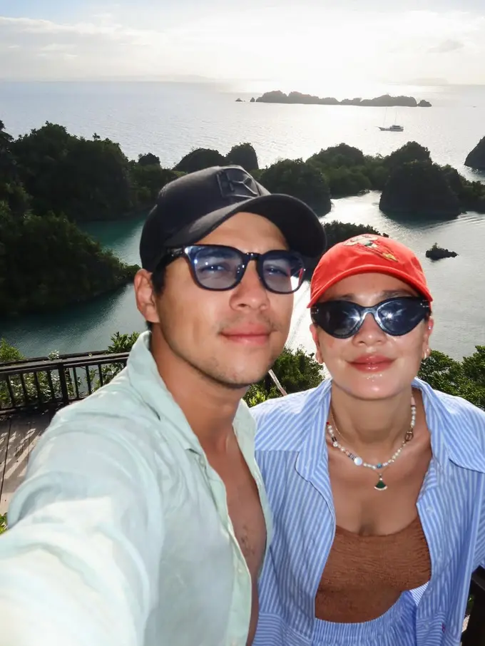 Luna Maya dan Maxime Bouttier Pamer Gaya Resort Wear Kompak Saat Liburan di Raja Ampat