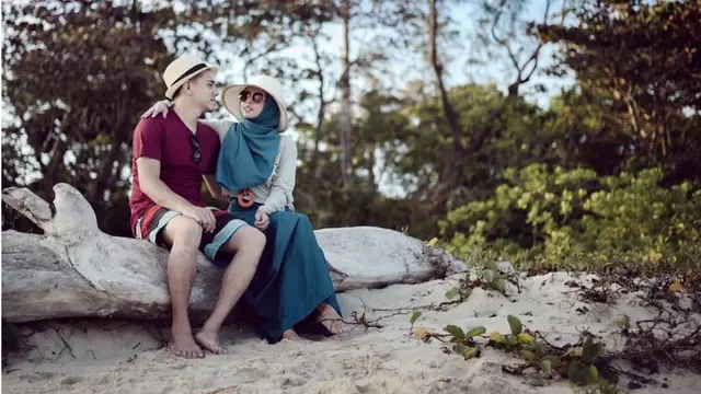 Tahun Bersama, Ini 6 Momen Rionaldo Stokhorst dan Istri yang Selalu Harmonis